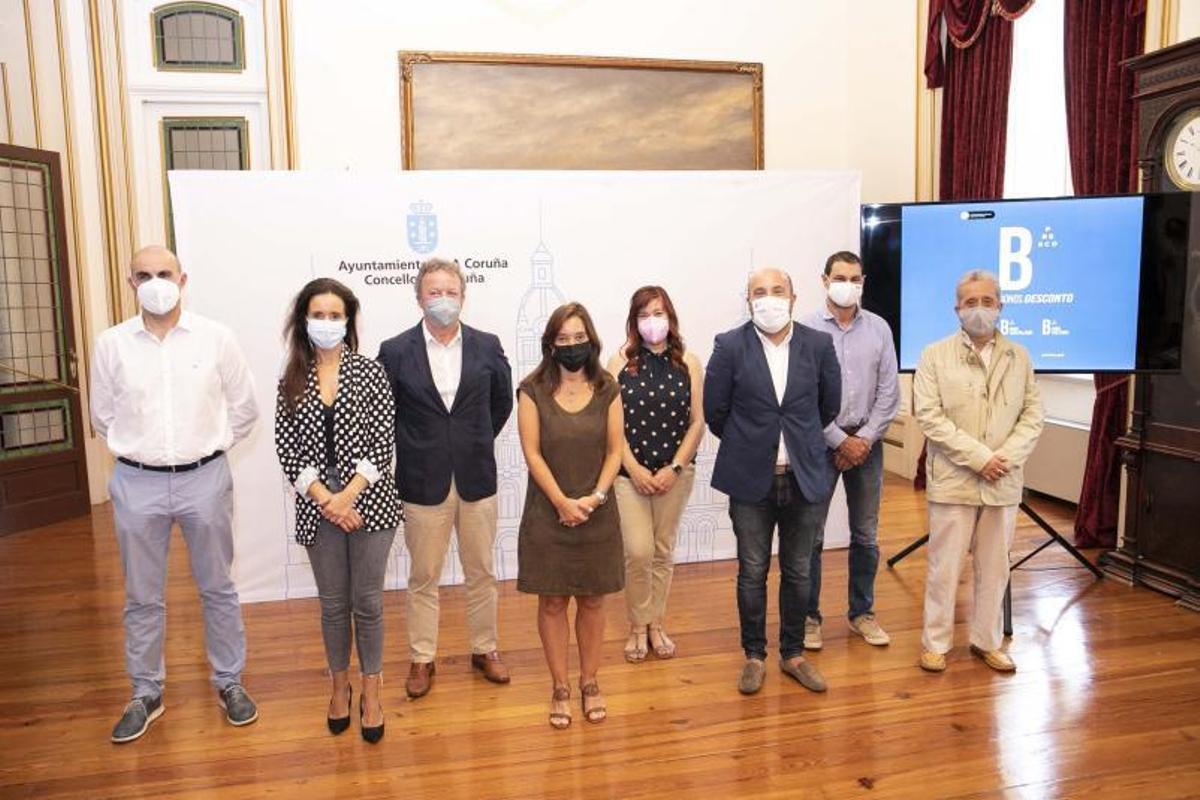 Inés Rey, con Neira y Lage y con representantes del taxi, la hostelería y salones de estética. |   // LA OPINIÓN