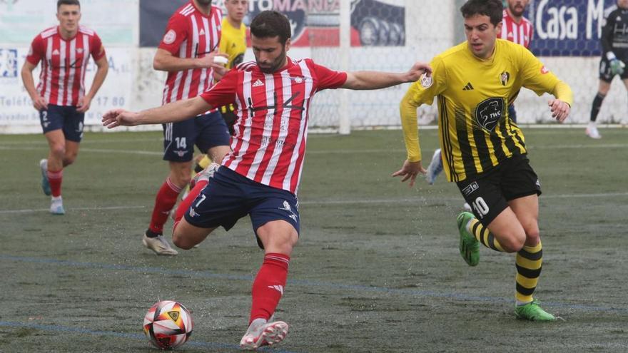 Félix golpea el balón en una acción del partido entre Alondras y Rápido de Bouzas.