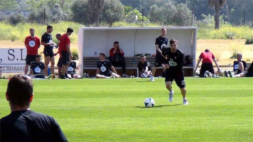 López Garai toca balón con sus compañeros