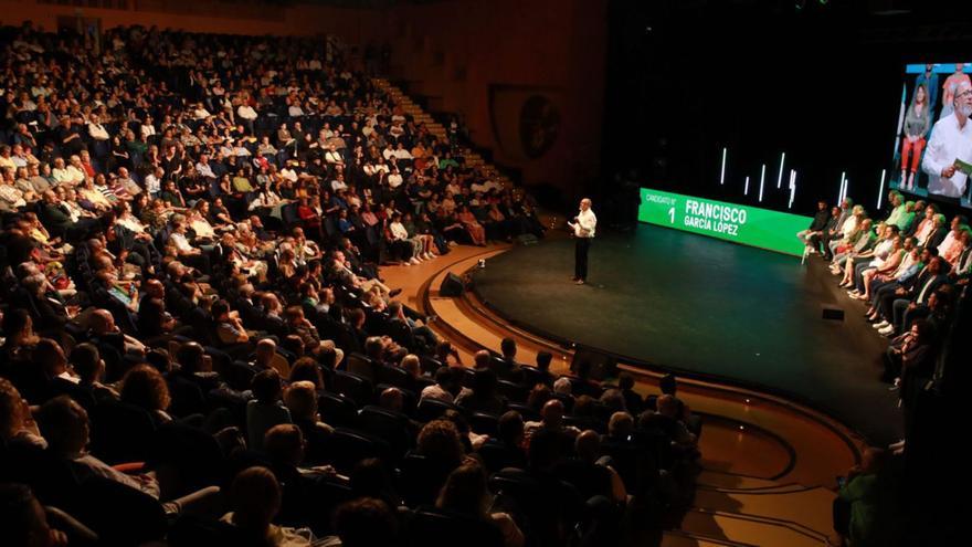 Francisco García, anoche, sobre el escenario del Víctor Jara, ante los miembros de su candidatura y el aforo del teatro completo. | | N.C.