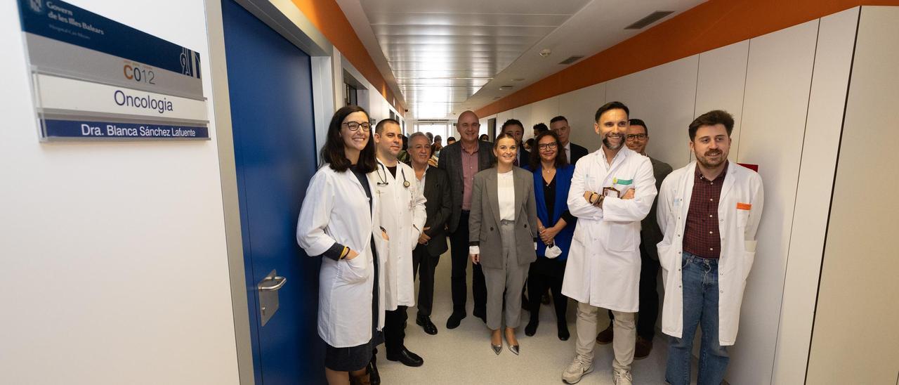 Los cuatro oncólogos del Hospital Can Misses durante la visita, esta semana, de la presidenta Marga Prohens, en el centro.