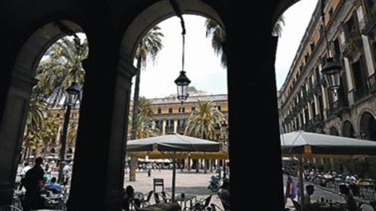 La plaza Reial desde el interior de los porches que la circundan.