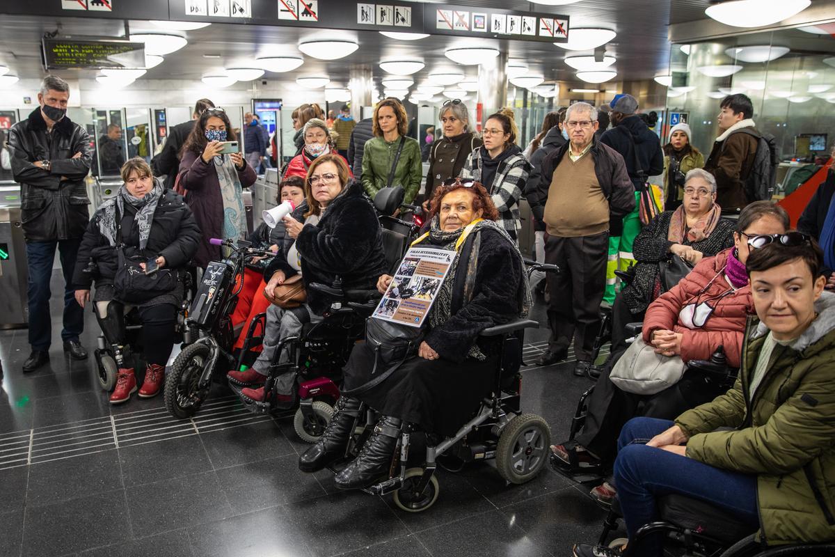 Personas con movilidad reducida piden mejoras en trenes, buses y estaciones para evitar accidentes y obstáculos en el acceso al transporte público