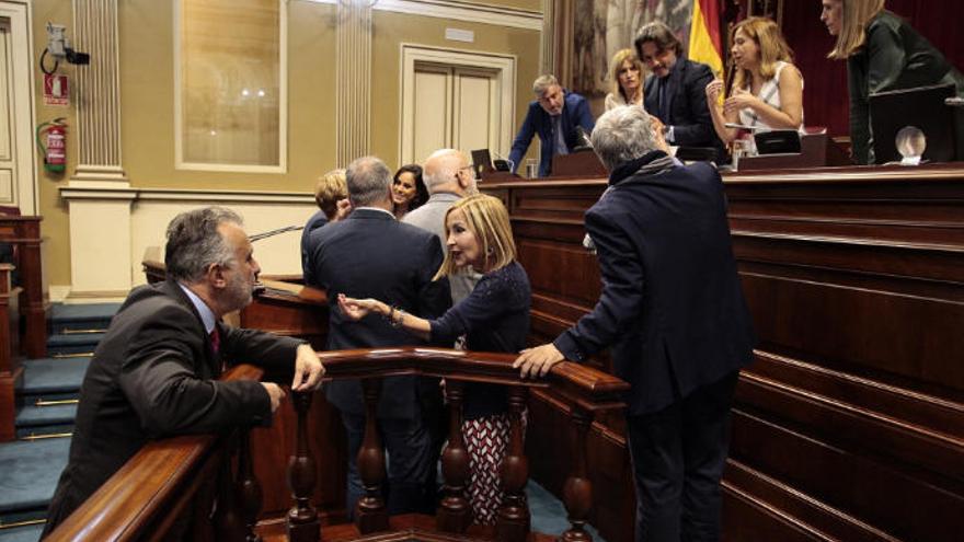 Un momento del pleno celebrado ayer en el Parlamento de Canarias.