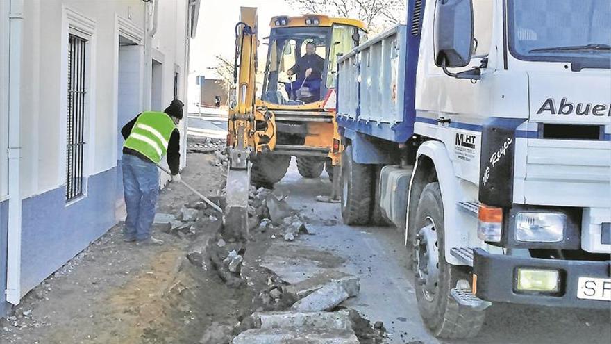 El ayuntamiento construye nuevos acerados en la calle Ramón y Cajal