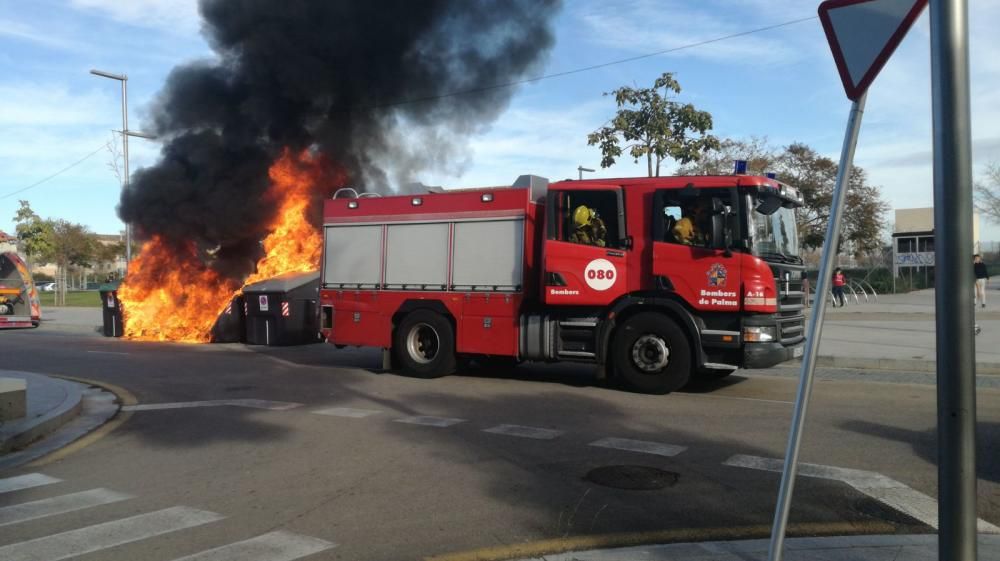 Alarma por el incendio de tres contenedores en La Soledat