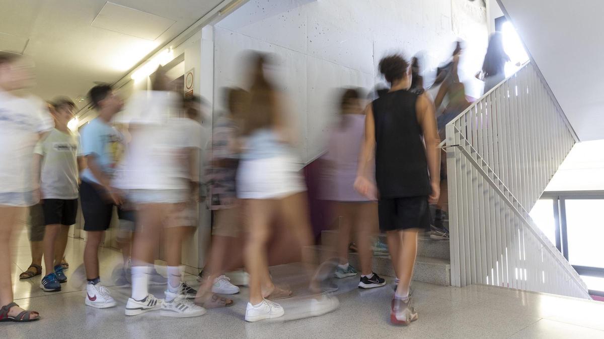 Alumnos en el pasillo y subiendo las escaleras de un instituto.