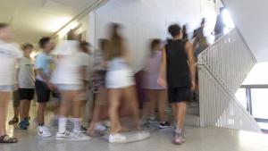 Alumnos en el pasillo y subiendo las escaleras de un instituto.