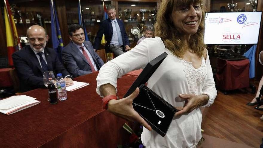 Mara Santos en presencia de Antonio Corripio, Pedro Sanjurjo, Juan Manuel Feliz y José Ramón Tuero, ayer, durante la presentación del Sella en el Grupo Covadonga.