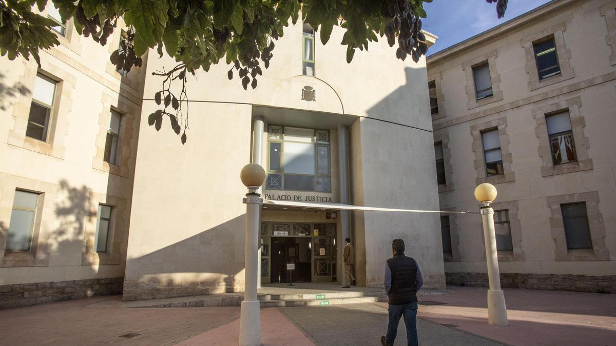 Entrada de los juzgados de Benalúa de Alicante, donde se ha dictado la sentencia.