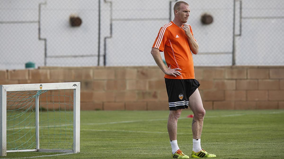 Jérémy Mathieu, durante un entrenamiento con el Valencia en la ciudad deportiva de Paterna