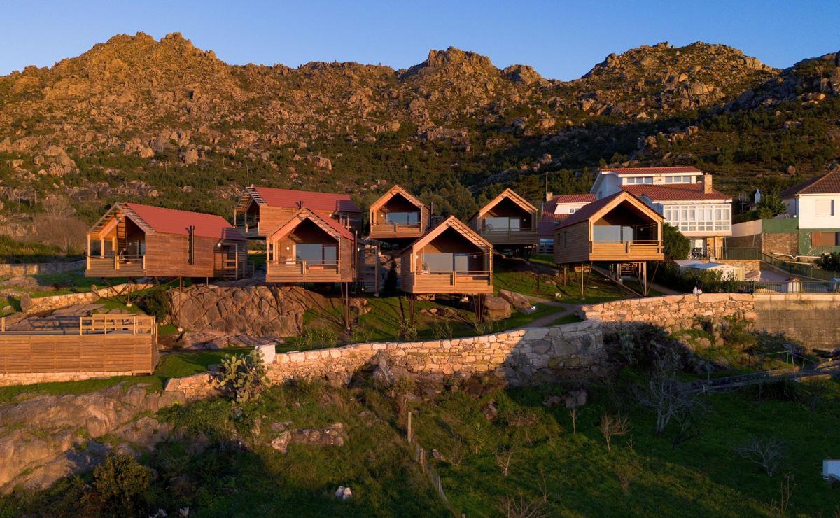 Las siete cabañas inspiradas en las casetas que los pescadores de Quilmas usaban en el pasado.