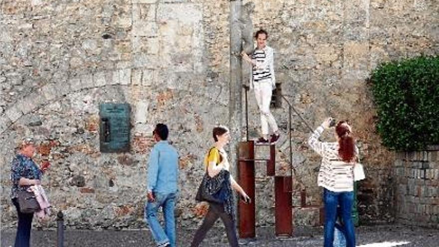 Els turistes ahir ja van poder tornar a fer el petó al Cul de la Lleona.