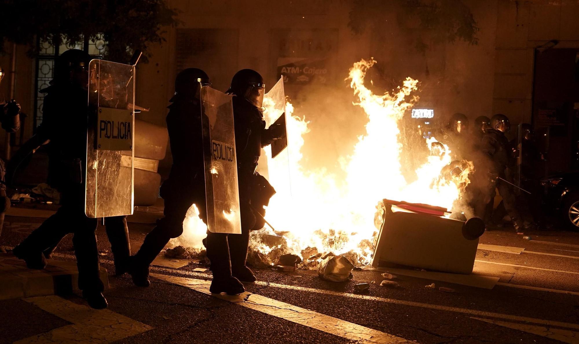 Varios manifestantes claman otra noche más contra la amnistía en varias zonas de Madrid, en imágenes