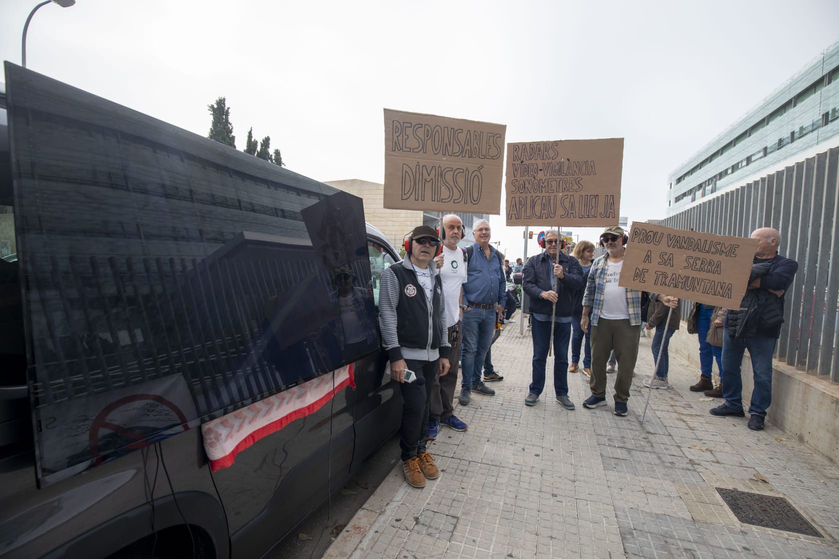 Fotos | La protesta de la plataforma de Indignats Ma-10 ante la DGT, en imágenes