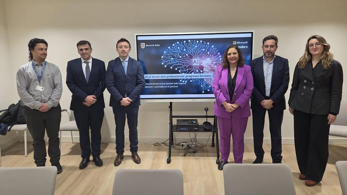 Los responsables de Salud y de las empresas Microsoft y Founderz esta mañana en la presentación de los cursos de inteligencia artificial para profesionales sanitarios.