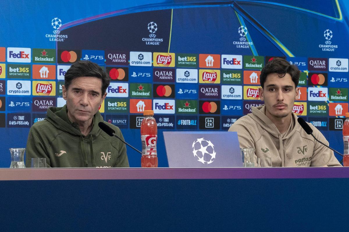 Marcelino y Sergi Cardona, del Villarreal CF, en la sala de prensa de BayArena de Leverkusen.