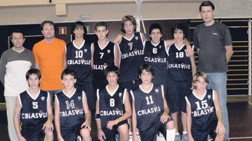 Abrines, con el numero 11, en el infantil de La Salle con su padre Gabriel como técnico (d).