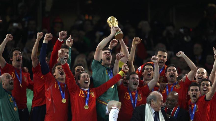 Casillas levanta la Copa del Mundo lograda en Sudáfrica.