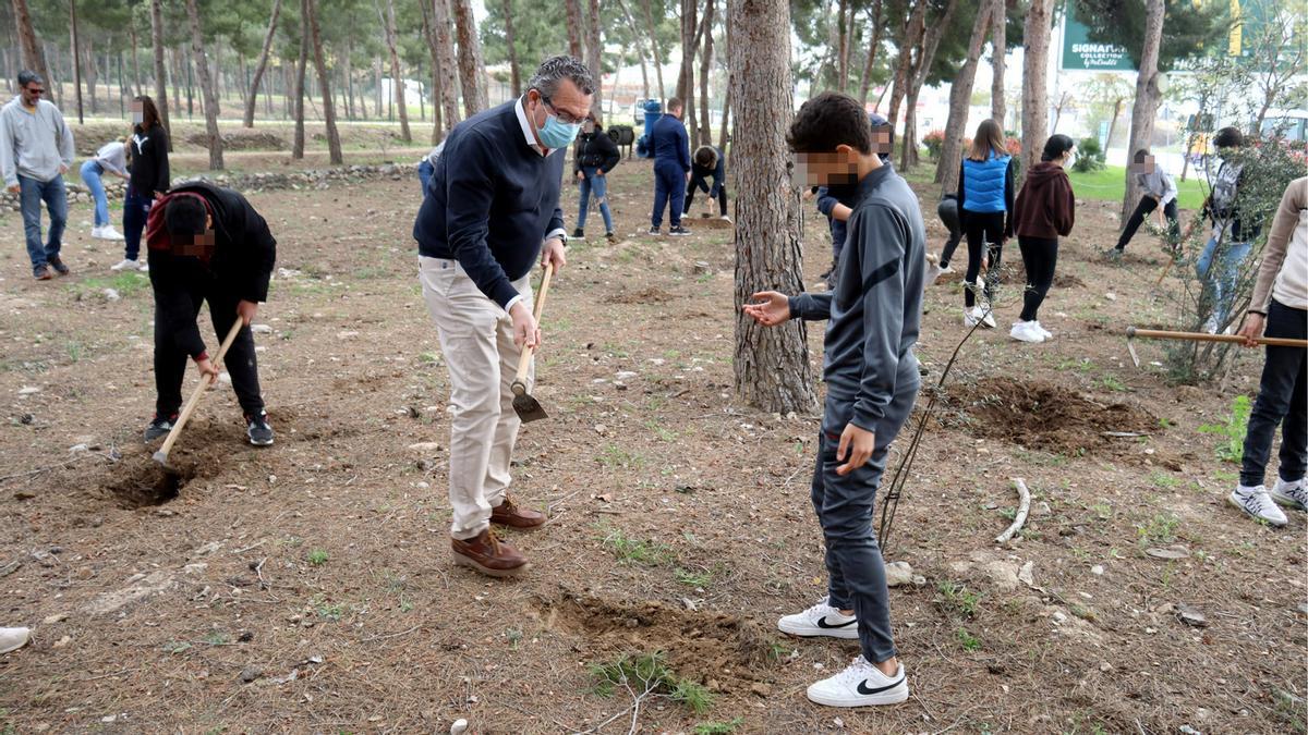 El alcalde y la edil de Medio Ambiente han acompañado a los jóvenes estudiantes en esta acción.