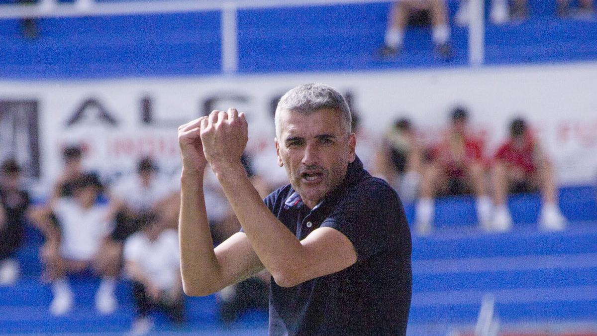 Vicente Parras gesticula en su área técnica durante un partido de Liga en El Collao.