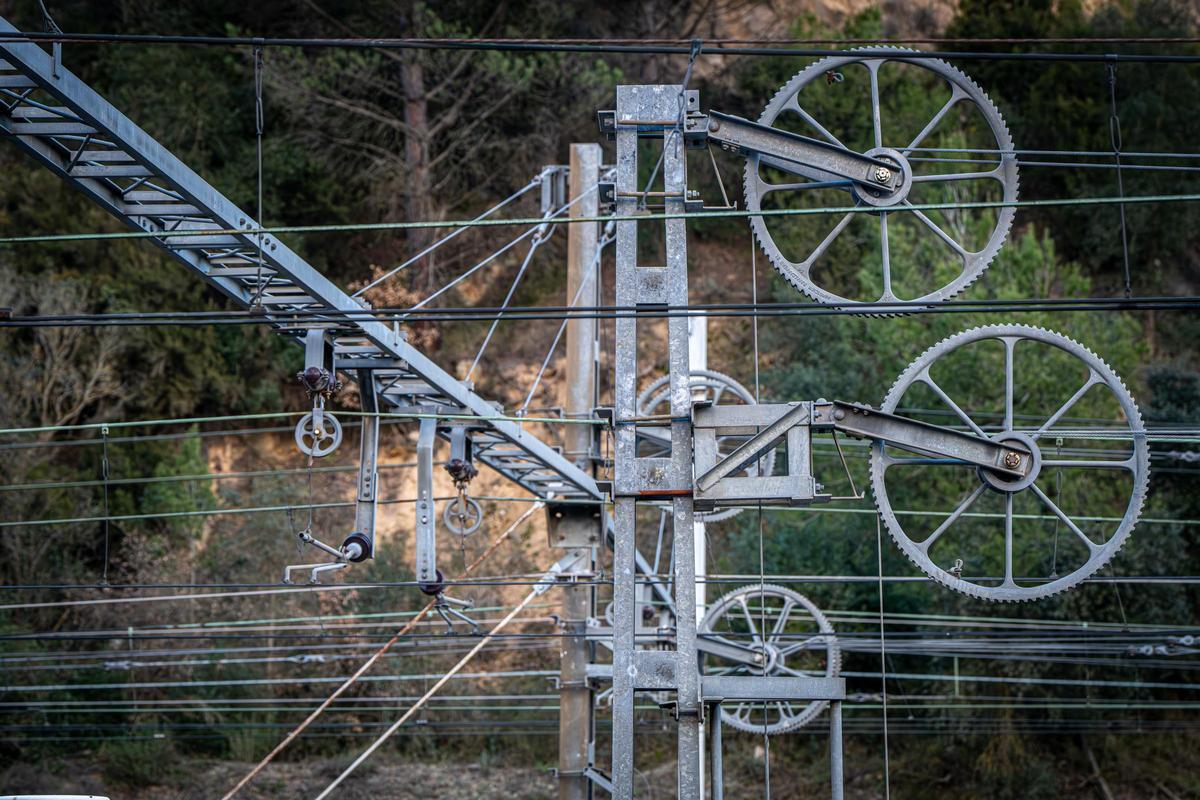 Poleas de contrapesos para tensar la catenaria en la infraestructura de la línea R1 de Rodalies.