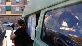 Una mujer maltratada duerme con sus hijas en una furgoneta tras ser desahuciada en Tavernes Blanques