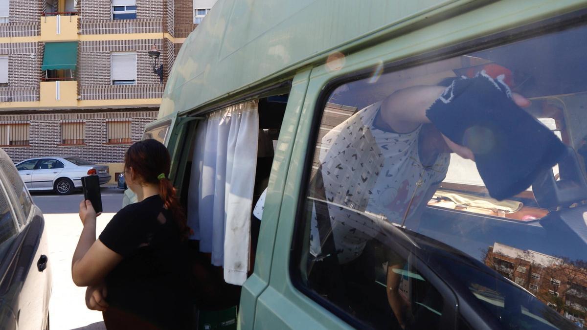 Una mujer maltratada duerme con sus hijas en una furgoneta tras ser desahuciada en Tavernes Blanques