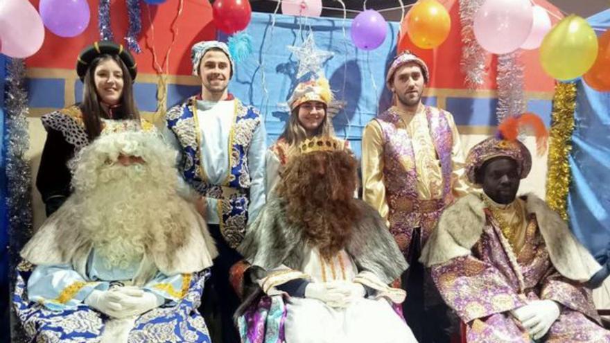 Los Reyes Magos reparten ilusión y regalos por toda la comarca