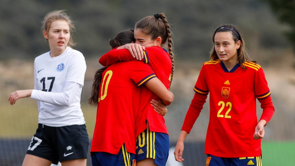 Alba Cerrato, a la derecha, con el número 22, asiste a la celebración de un gol.