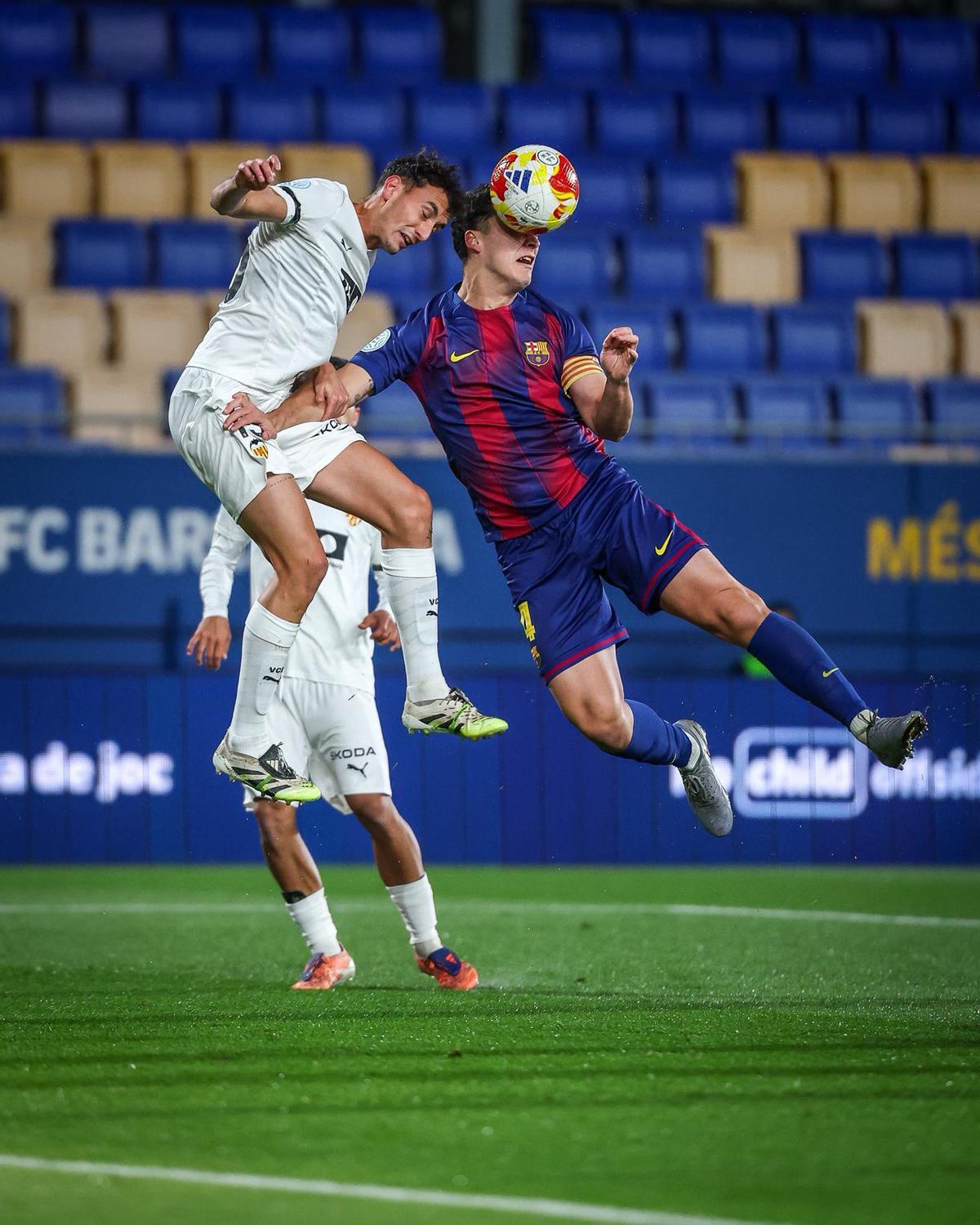 Iranzo pugna un balón en el encuentro