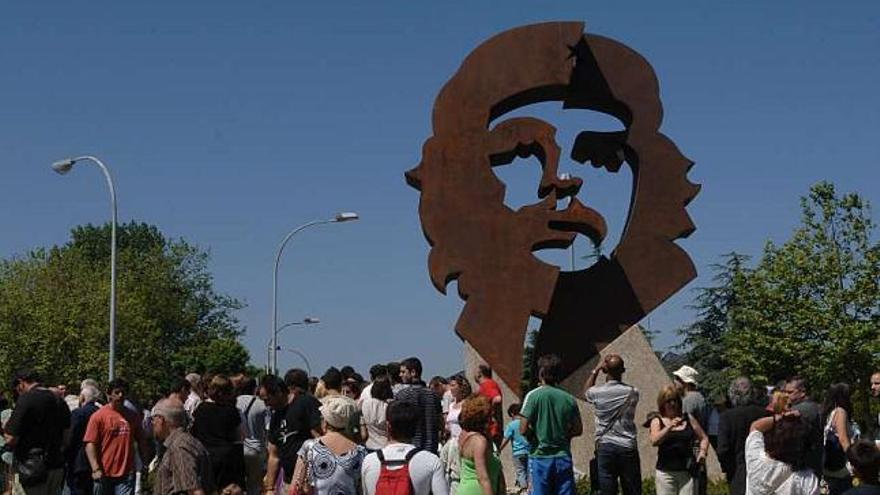 La estatua del Che, en la rotonda de Nirvana, el día de su inauguración, en junio de 2008. / carlos pardellas