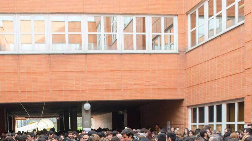 Participantes en las pruebas de acceso a plazas de formación sanitaria especializada, el pasado sábado en el campus del Cristo (Oviedo).