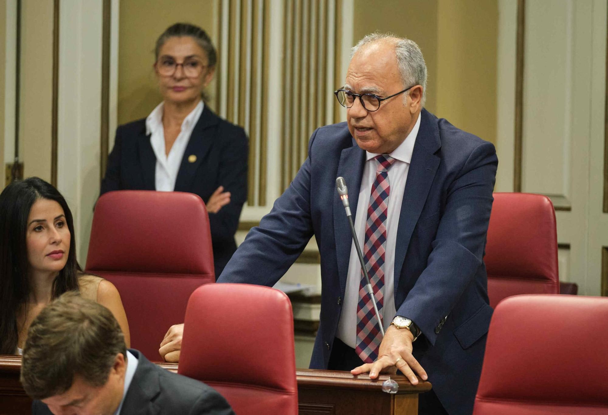 Primera sesión plenaria del Parlamento de Canarias