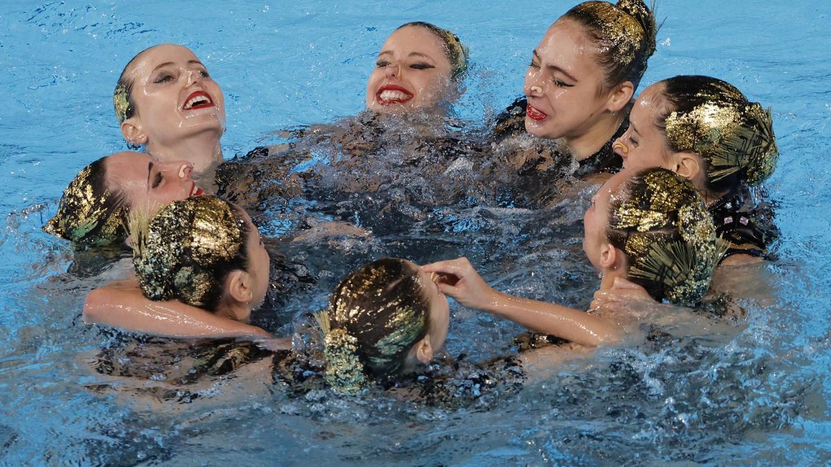 El equipo español de natación artística, tras la rutina acrobática que le concedió el bronce.