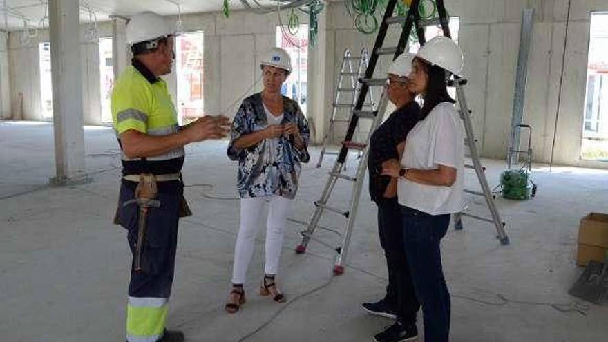 La alcaldesa Loli Castiñeira, Gela Ledo y Verónica Tourón, en las obras del centro de salud. // DBM