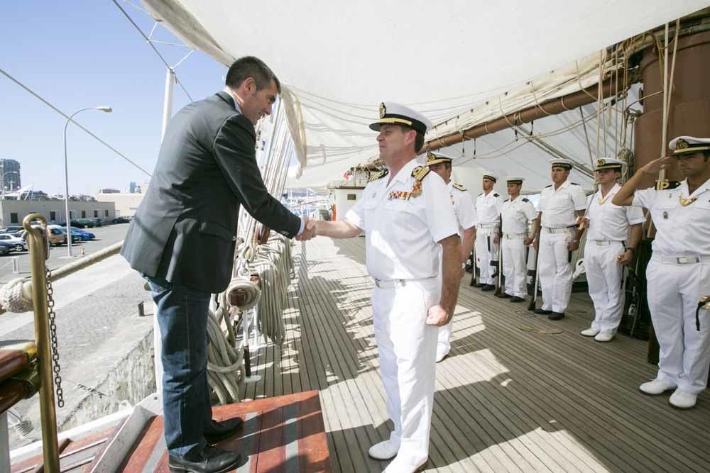 Fernando Clavijo visita el buque escuela