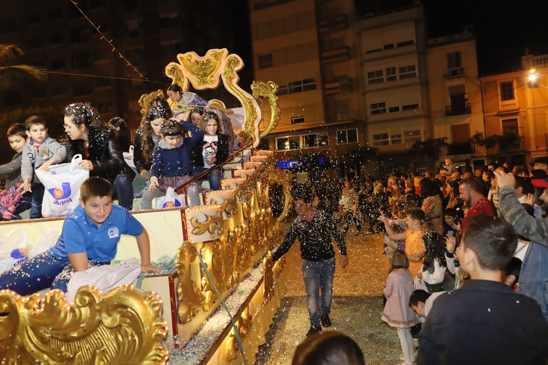 Todas las fotos del colorido desfile de carrozas de la Fira d'Onda