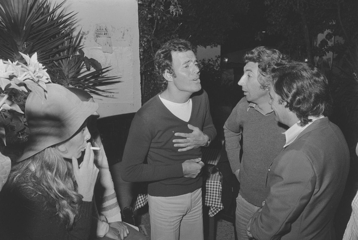 Julio Iglesias conversant amb els periodistes Pius Pujades i Pablito a Platja d’Aro, als anys 60 0 70.