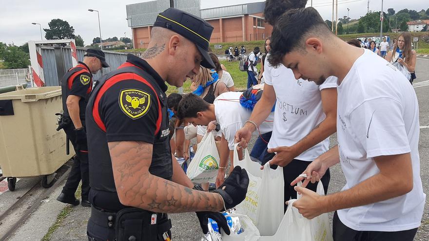 Controles en el acceso al prao del Carmín, con cientos de personas ya en La Sobatiella