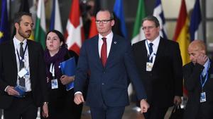 Coveney (centro), en una cumbre europea en Bruselas.