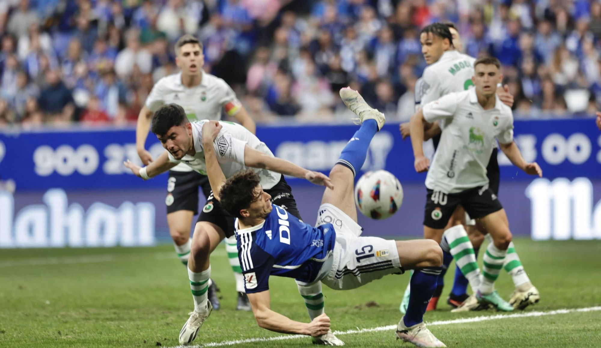 EN IMÁGENES: Partido y ambientazo del Real Oviedo-Racing de Santander disputado en el Tartiere