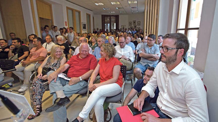 José Hila en primer término en el Consell Polític de los socialistas palmesanos de ayer.