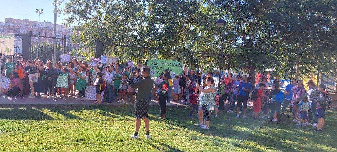Familias y alumnos protestan contra los planes de la consejería de Educación