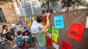 Acción de protesta en la escuela Auditori de Barcelona el primer día de curso.