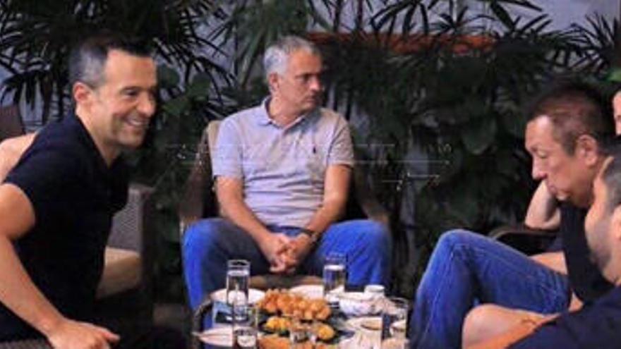 Jorge Mendes y José Mourihno comparten mesa y tertulia en Singapur con Peter Lim, en un encuentro reciente.