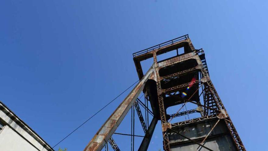 Un operario limpia una de las zonas del exterior del pozo Santa Bárbara de Turón.