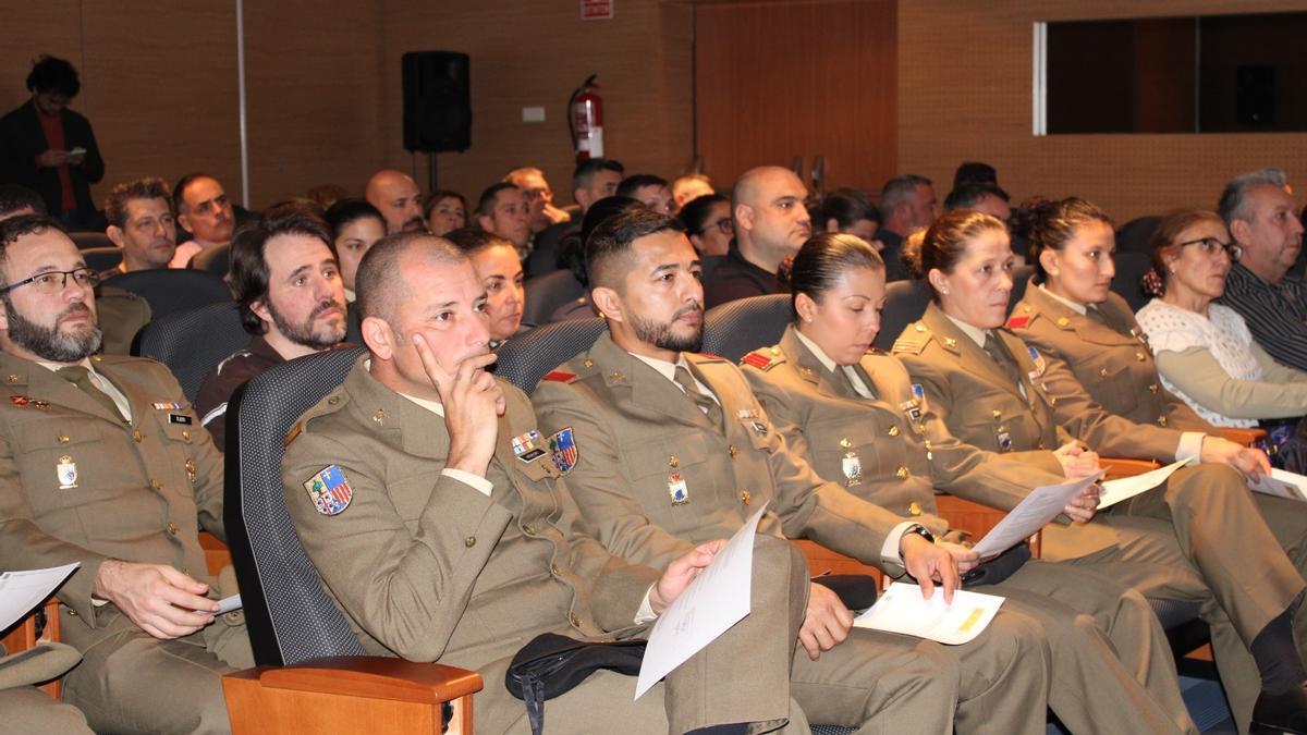 Algunos de los militares durante la entrega de diplomas hoy.