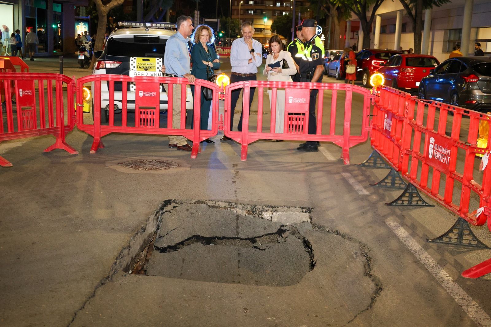 Enorme socavón en una artería principal de Torrent