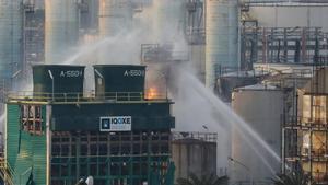 Tareas de extinción del incendio tras la explosión en la petroquímica de Tarragona.